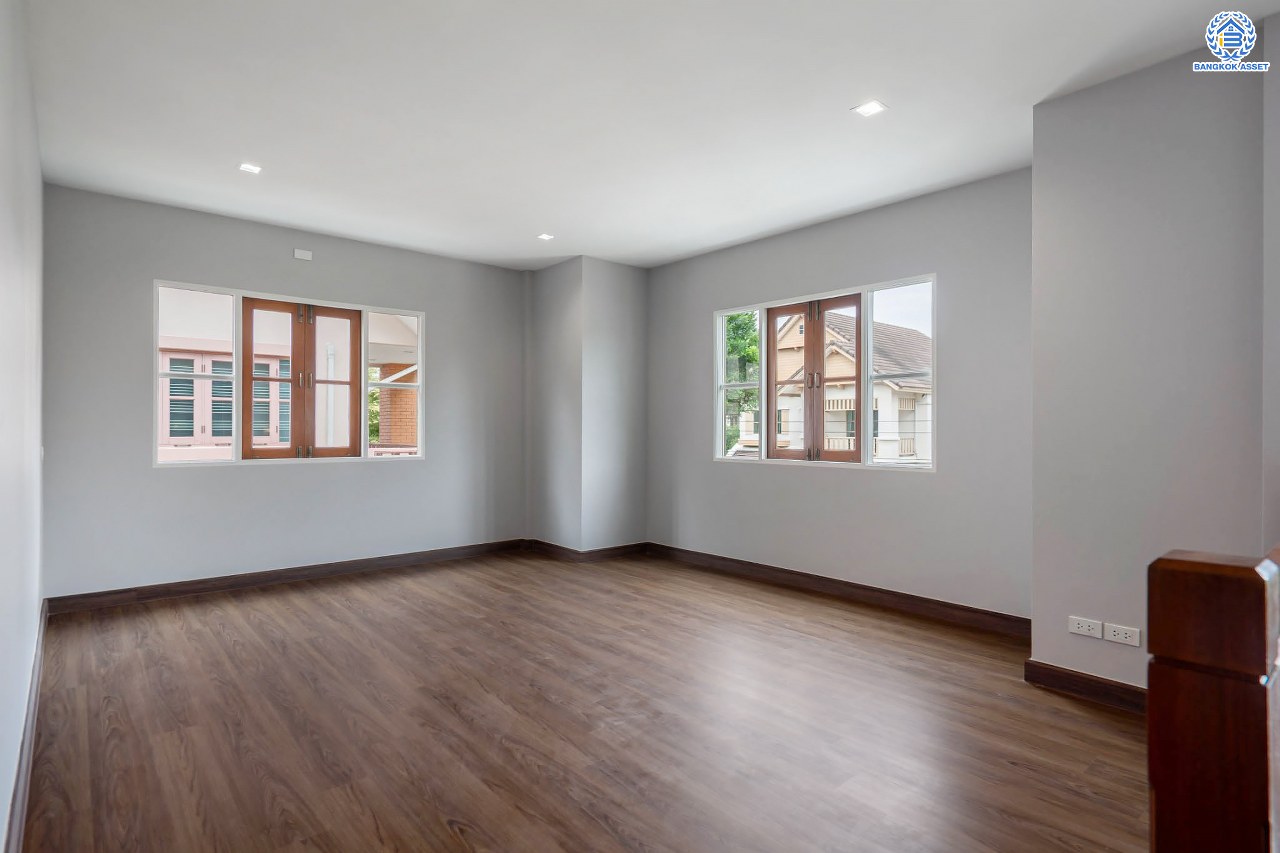 บ้านมือสองตกแต่งใหม่ แบรนด์ Q.House ม.ลัดดารมย์ ปิ่นเกล้า หลังใหญ่ตกแต่งเรียบหรู เนื้อที่ 92.8 ตร.ว. พื้นที่ใช้สอยเยอะถึง 320 ตร.ม. ฟังก์ชันจัดเต็ม 3 ห้องนอน 4 ห้องน้ำ 1 ห้องอเนกประสงค์ 1 ห้องแม่บ้าน จอดรถได้ 4 คัน พร้อม Living Room กว้าง บนทำเลศักยภาพ ใกล้เซ็นทรัลเวสต์เกต, วงเวียนพระราม5, ทางด่วน "กาญจนาภิเษก" และรถไฟฟ้า "สถานีตลาดบางใหญ่"